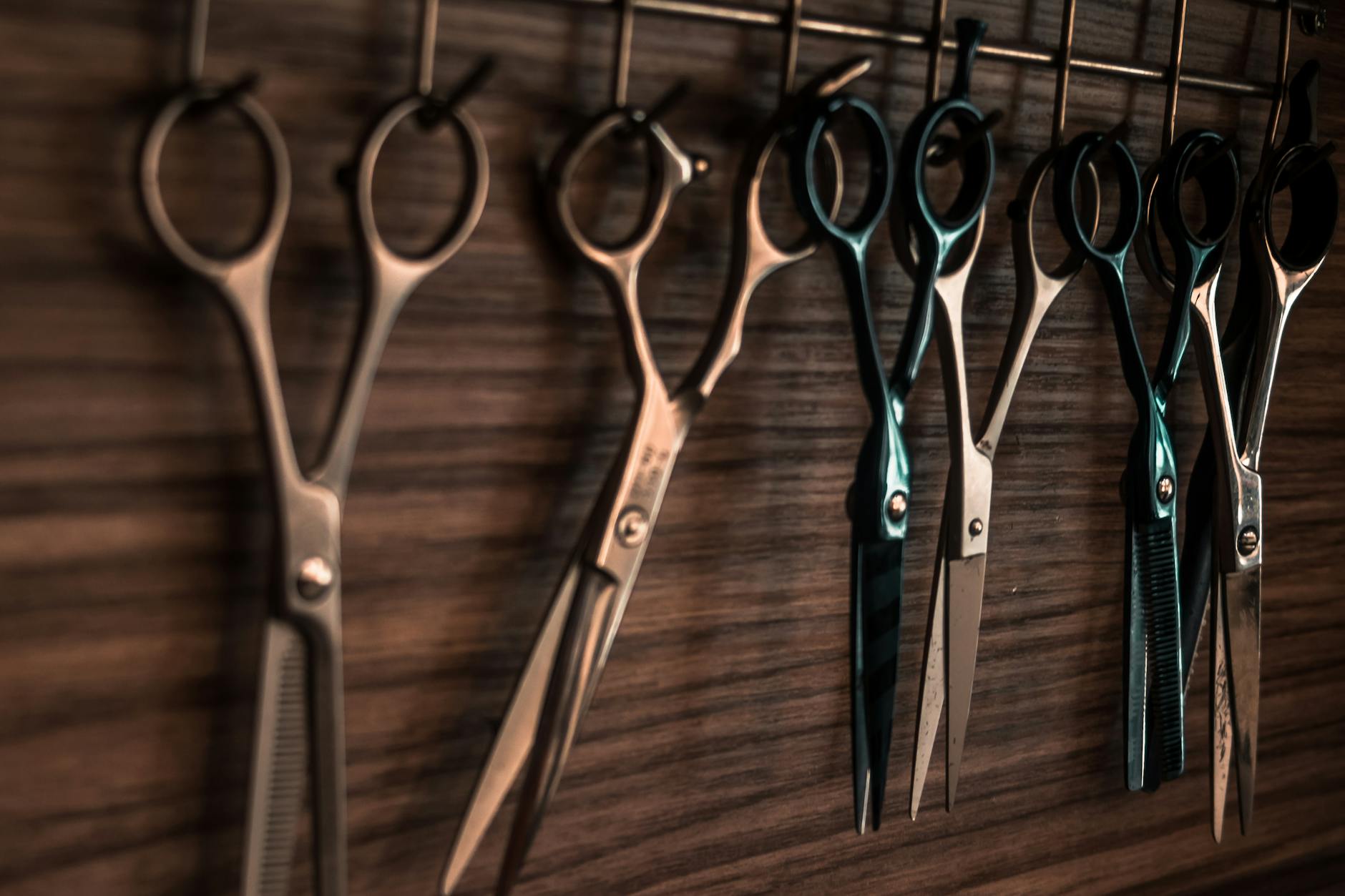 Bővül a csapatunk!  💇‍♀️Örömmel jelentjük be, hogy két fantasztikus női fodrász kolléganővel bővül a szalonunk csapata! ✨Ezzel egy régi vágyatok teljesül: mostantól a hölgyeket is a legújabb trendekkel, professzionális hajápolással, csodás festésekkel és precíz vágásokkal várjuk. Mindent megteszünk azért, hogy a nálunk töltött idő igazi kikapcsolódás és énidő legyen számotokra.  Modern hajfestési technikák (Balayage, Ombre, Babylights)Precíz női hajvágás (a klasszikustól az extravagáns stílusig)Professzionális, szerkezetmegújító hajkezelésesk Hajhosszabbítás alkalmi frizurák Várunk szeretetettel hölgyeket és urakat is 